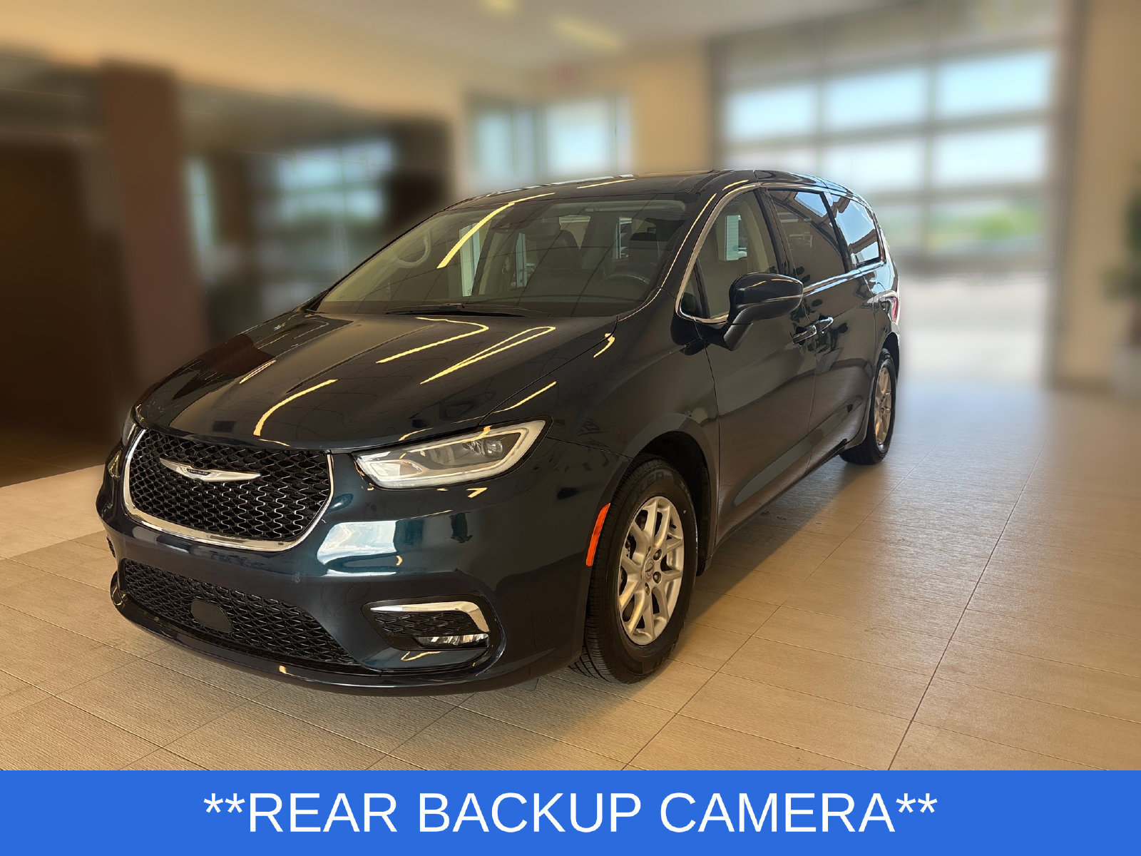 Used 2023 Chrysler Pacifica Touring-L FWD image 4