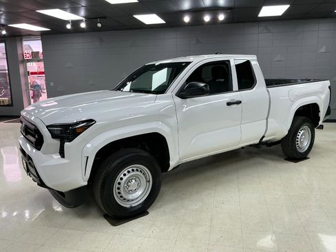 Used 2024 Toyota Tacoma SR image 5