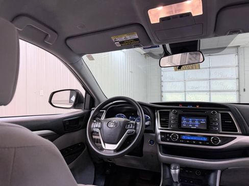 Used 2019 Toyota Highlander LE w/ Protection Package #3 AWD/4WD image 29