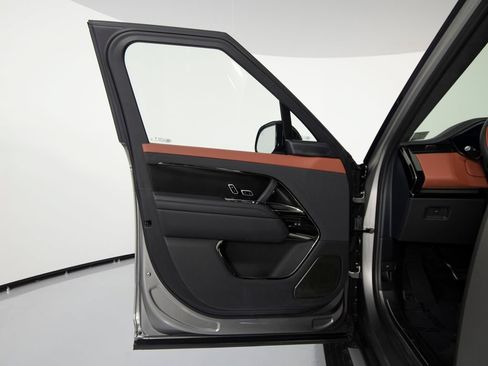 Used 2024 Land Rover Range Rover Sport AWD/4WD image 9