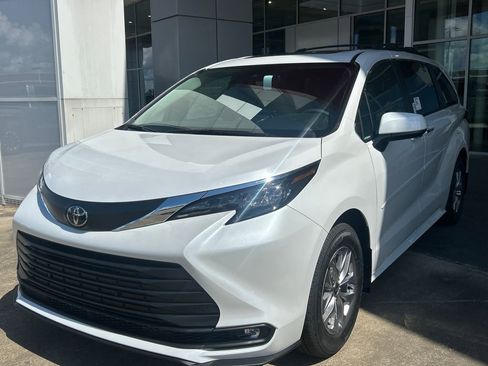 New 2026 Toyota Sienna XLE FWD image 1