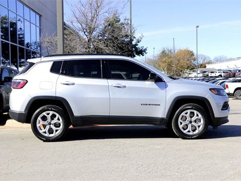 Used 2025 Jeep Compass Latitude image 4