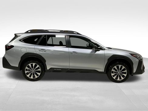 Used 2025 Subaru Outback Limited AWD/4WD image 3