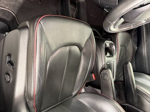 Used 2020 Chrysler Pacifica Limited FWD image 10