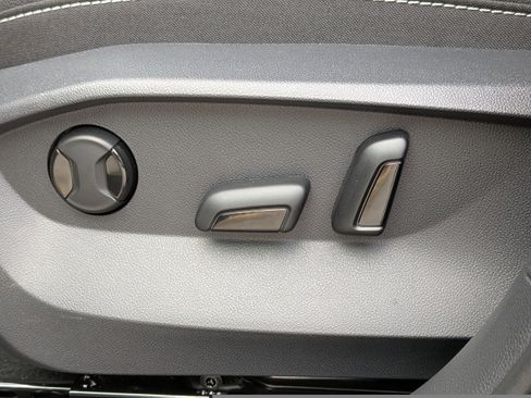 New 2026 Volkswagen Taos SEL image 20