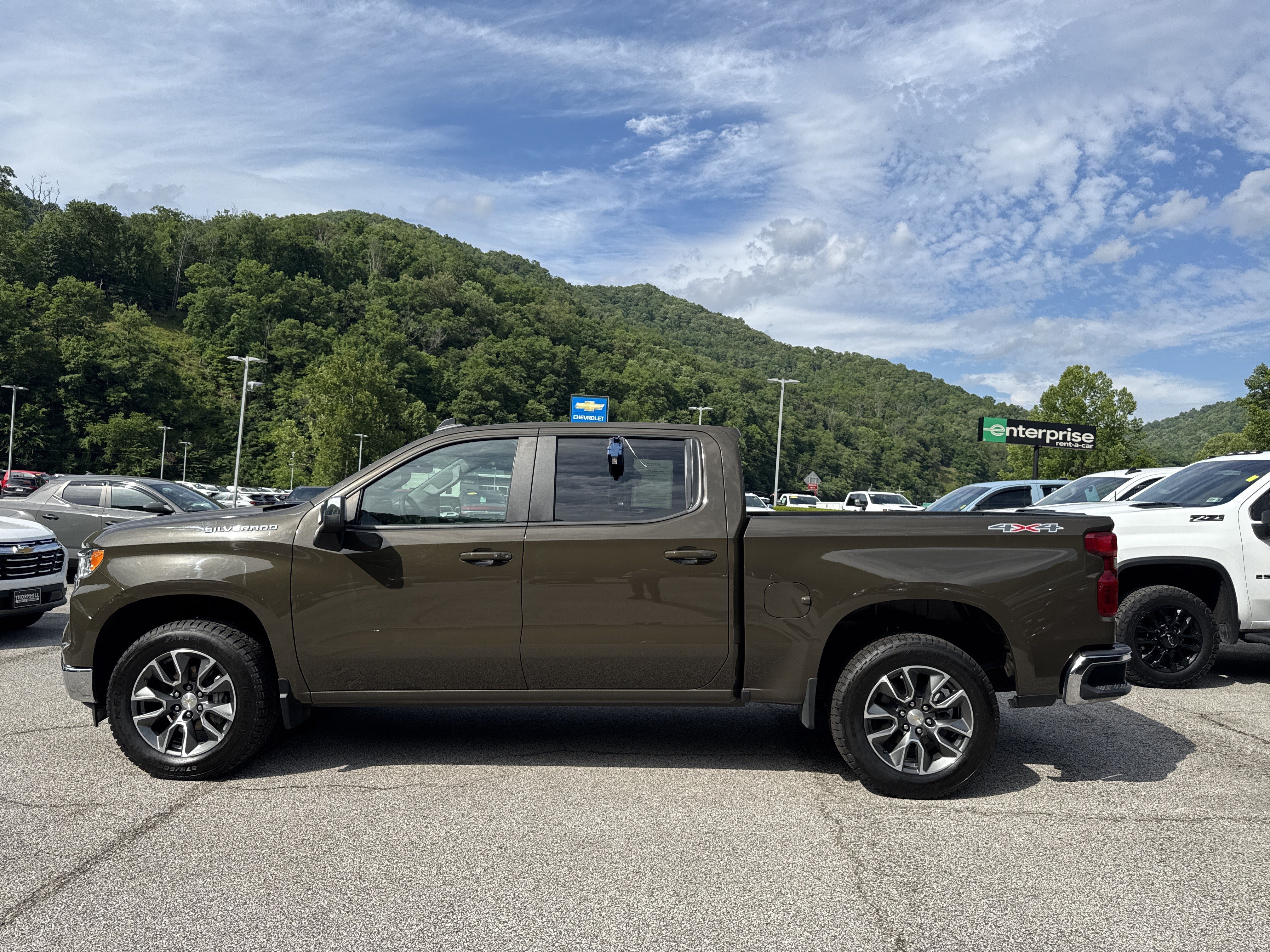 Used 2023 Chevrolet Silverado 1500 LT AWD/4WD image 9