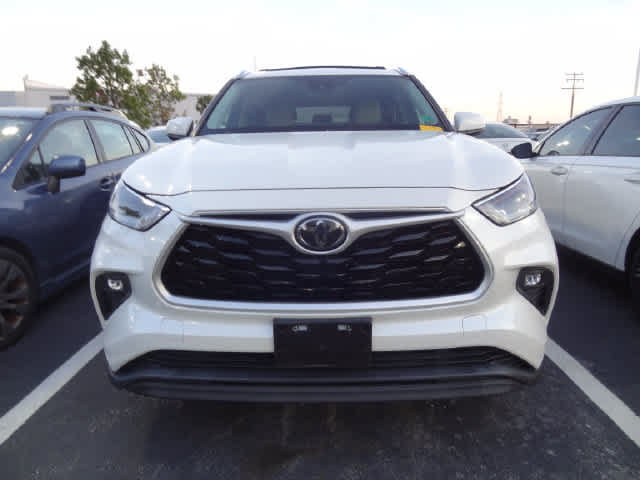 Used 2021 Toyota Highlander XLE AWD/4WD image 2