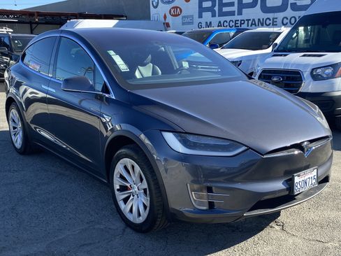Used 2016 Tesla Model X P90D image 6