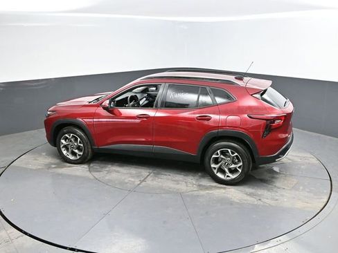Used 2025 Chevrolet Trax LT FWD image 33