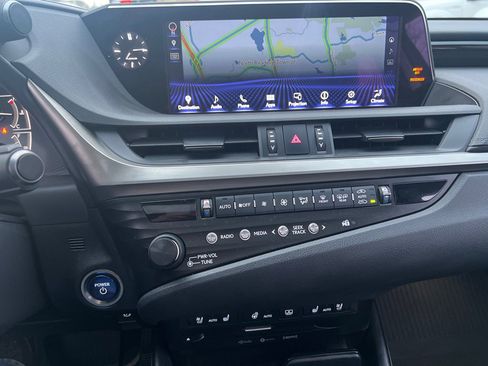 Used 2019 Lexus ES 300h w/ Accessory Package 2 image 28