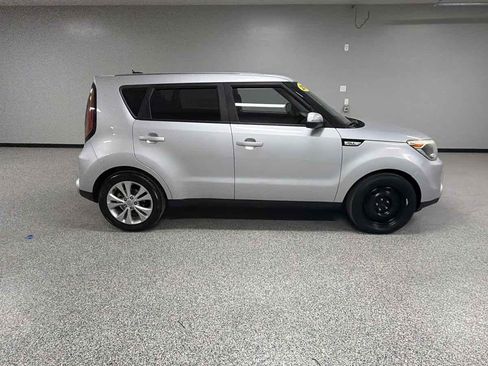 Used 2016 Kia Soul ! FWD image 2