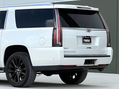 Used 2018 Cadillac Escalade ESV Luxury AWD/4WD image 8