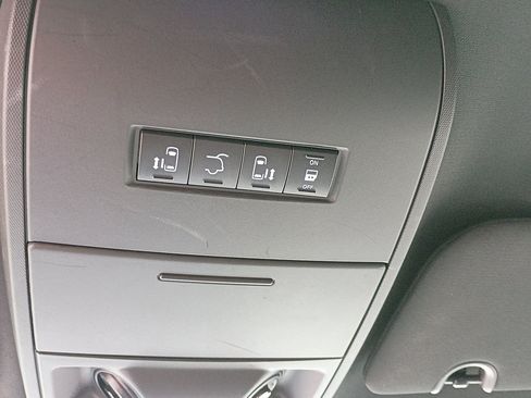 Used 2016 Dodge Grand Caravan SXT FWD image 30