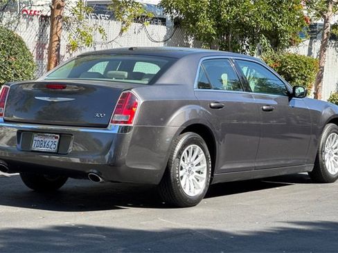 Used 2014 Chrysler 300 image 4