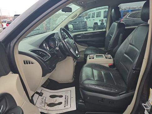 Used 2011 Chrysler Town & Country Touring image 19