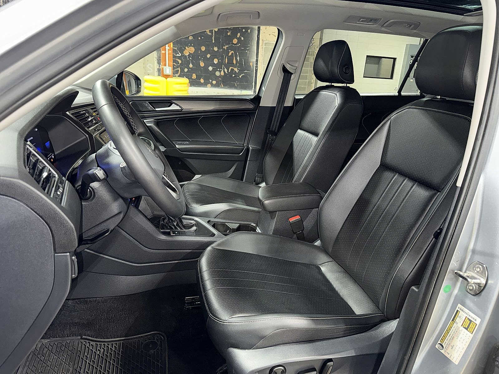 Used 2023 Volkswagen Tiguan SE w/ Panoramic Sunroof Package FWD image 15