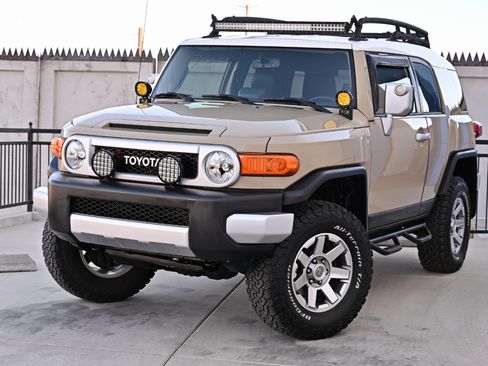 Used 2014 Toyota FJ Cruiser 4WD w/ Upgrade Package image 3