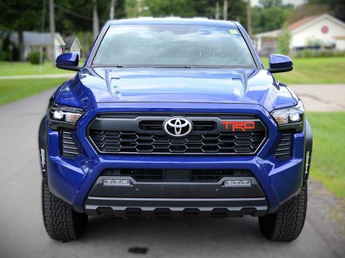 Used 2024 Toyota Tacoma TRD Off-Road w/ TRD Off Road Upgrade Package AWD/4WD image 2