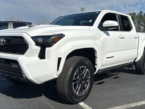Used 2024 Toyota Tacoma 4x4 Double Cab image 3