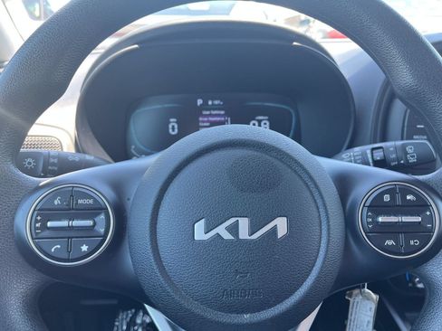 Used 2025 Kia Soul LX w/ LX Technology Package FWD image 17