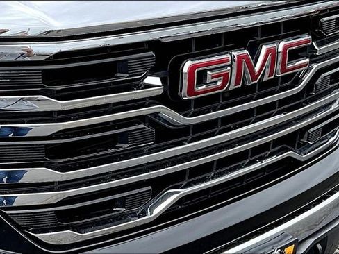 Used 2022 GMC Sierra 1500 SLT AWD/4WD image 32