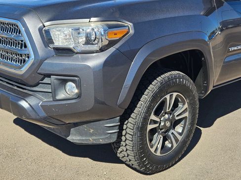 Used 2017 Toyota Tacoma TRD Sport w/ Tow Package (A/T) AWD/4WD image 11
