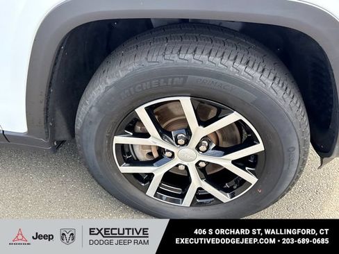 Used 2023 Jeep Grand Cherokee L Limited AWD/4WD image 7