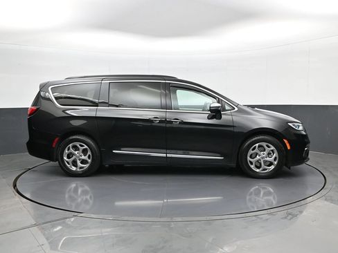 Used 2023 Chrysler Pacifica Limited FWD image 4