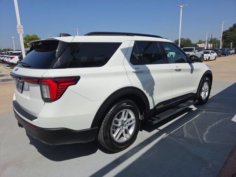 Used 2025 Ford Explorer Active RWD image 3