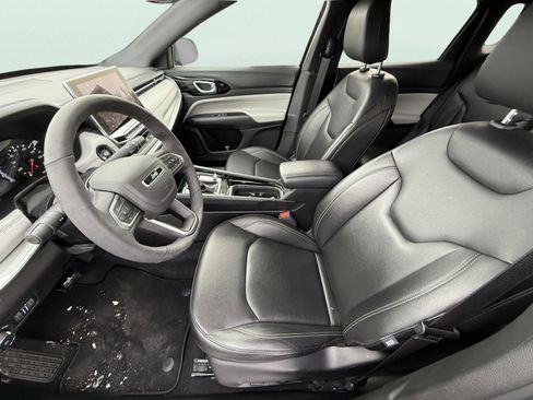 Used 2025 Jeep Compass Limited image 9