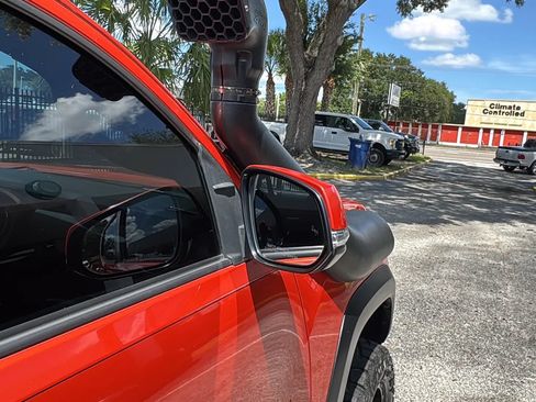 Used 2017 Toyota Tacoma TRD Off-Road w/ Premium & Technology Package AWD/4WD image 35