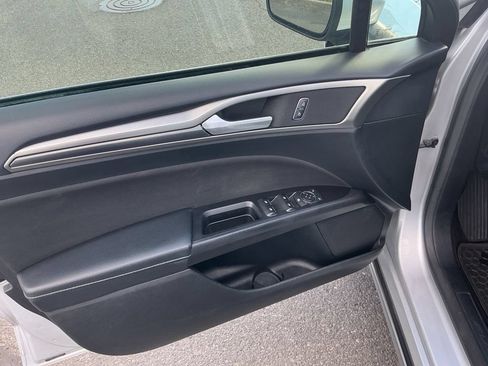 Used 2017 Ford Fusion SE w/ Equipment Group 201A FWD image 17