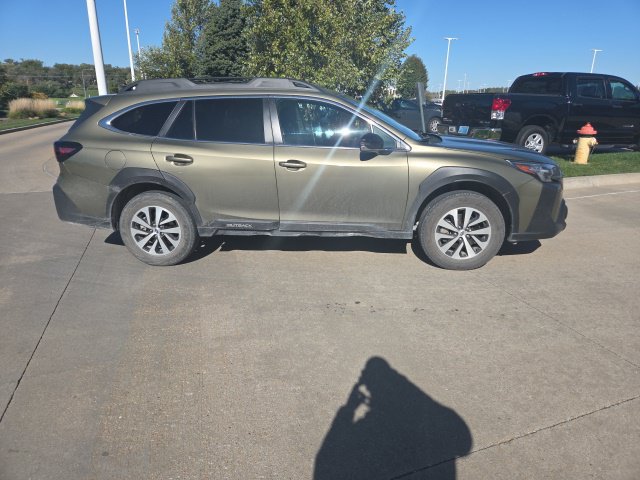 Used 2025 Subaru Outback Premium AWD/4WD image 2