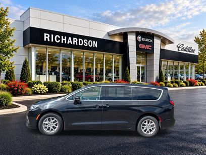 Used 2023 Chrysler Pacifica Touring-L