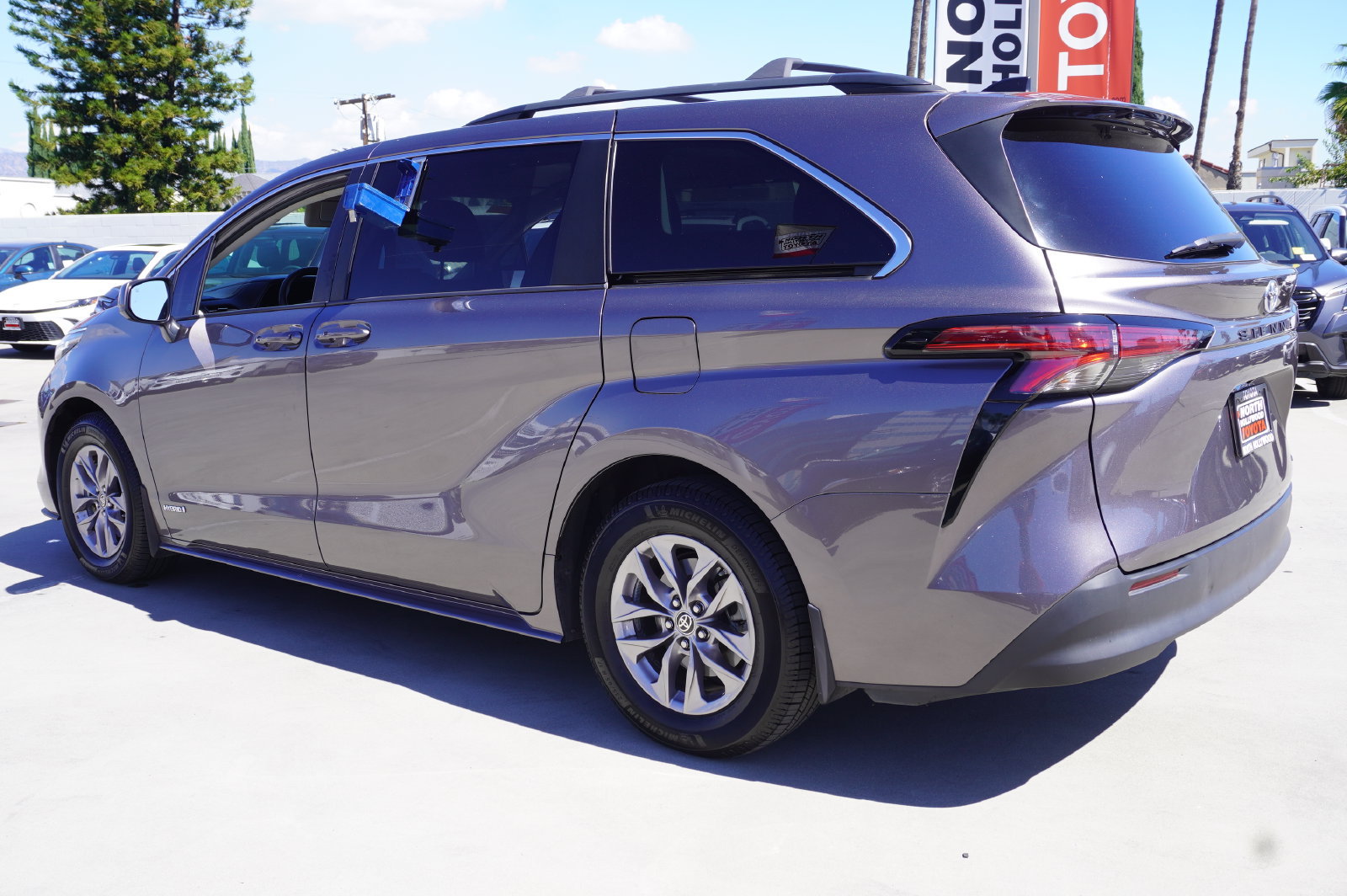 Used 2021 Toyota Sienna LE FWD image 5