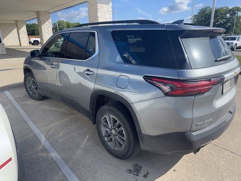 Used 2023 Chevrolet Traverse LT FWD image 2