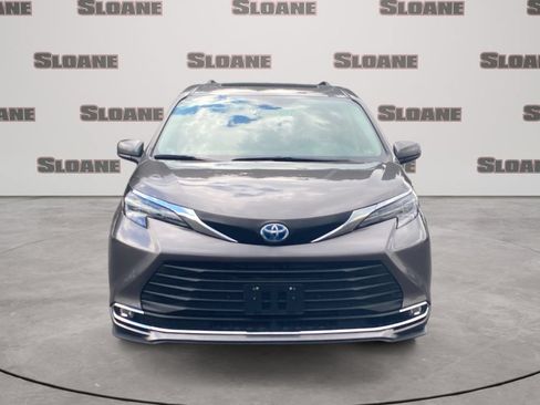 Used 2024 Toyota Sienna XLE FWD image 3