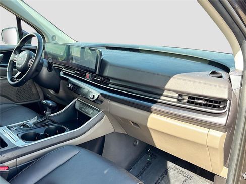 Used 2025 Kia Carnival FWD image 30