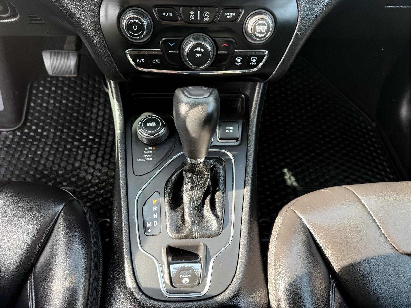 Used 2019 Jeep Cherokee Latitude Plus w/ Cold Weather Group AWD/4WD image 23