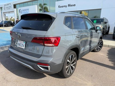 Used 2023 Volkswagen Taos SE w/ Panoramic Sunroof Package FWD image 4