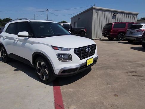 Used 2023 Hyundai Venue SEL FWD image 2