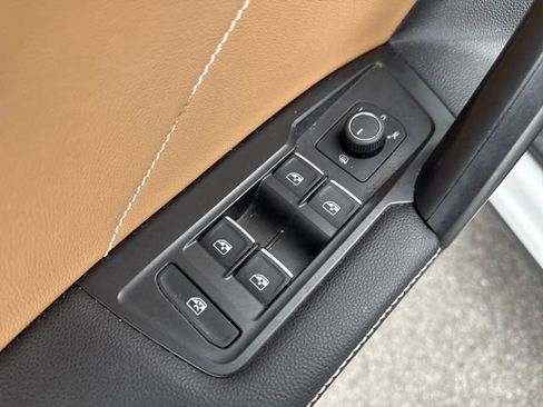 Used 2022 Volkswagen Tiguan SE w/ Panoramic Sunroof Package image 19