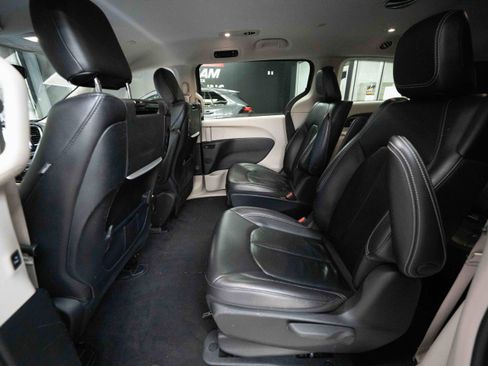 Used 2022 Chrysler Pacifica Touring-L w/ Uconnect Theater Family Group image 23