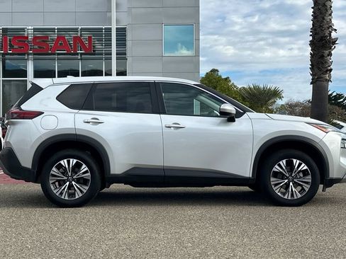 Used 2023 Nissan Rogue SV image 3