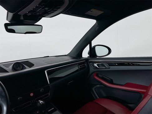 Certified 2022 Porsche Macan S image 26