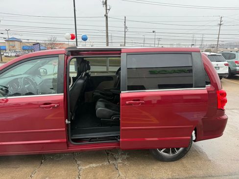 Used 2016 Dodge Grand Caravan SXT image 19