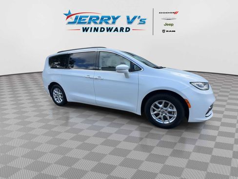 Used 2022 Chrysler Pacifica Touring-L image 2