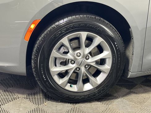 Used 2023 Chrysler Pacifica Touring-L image 12