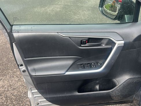 Used 2019 Toyota RAV4 LE w/ Carpet Mat Package AWD/4WD image 12