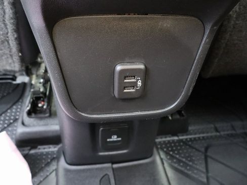 Used 2022 Chevrolet Equinox RS w/ Infotainment Package image 23